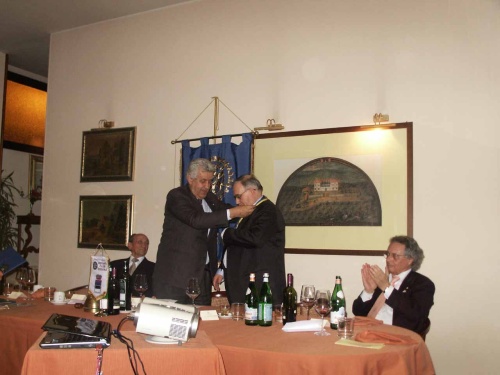 in piedi Maurizio Tortolone premia Roberto Casalini